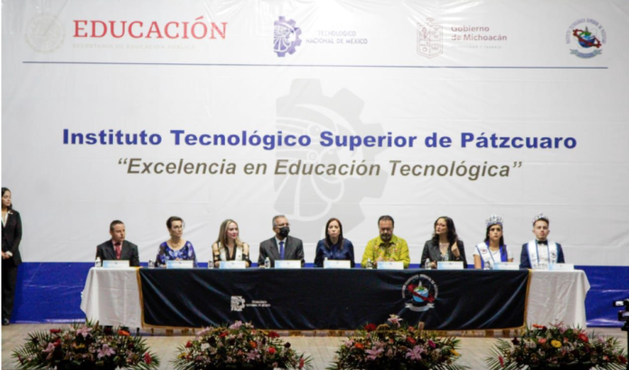 ¡Julia Arreola Vázquez, presente en la graduación del ITSPA!