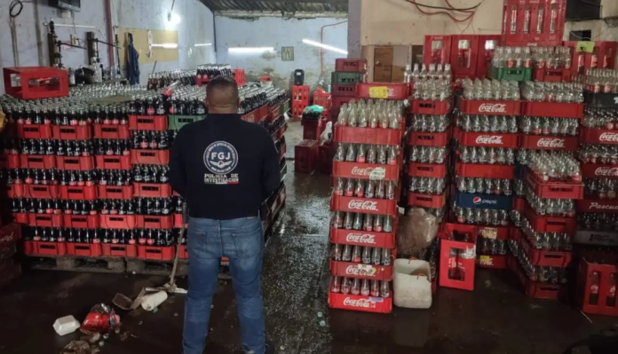 Vinculan a proceso a 10 personas detenidas por a fábrica clandestina de refresco en Edomex