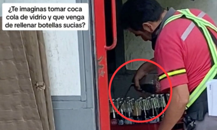 Femsa despide al hombre que rellenaba botellas usadas con Coca-cola de manera clandestina