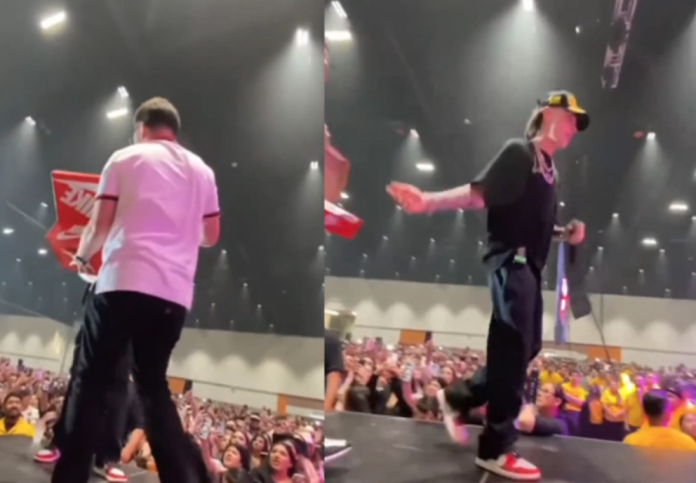 Tunden a Peso Pluma por rechazar tenis que fan le regaló en concierto