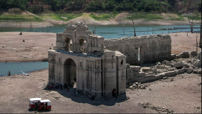 Sequía deja al descubierto un templo sumergido en Chiapas