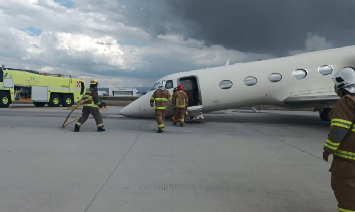 Avión de FGR aterriza de emergencia en la AIFA
