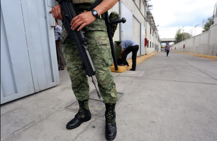 Asegura SEDENA armas a policías de Múgica y Gabriel Zamora