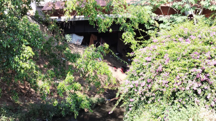 Exigen retirar a indigentes que viven bajo los puentes del Río Chiquito