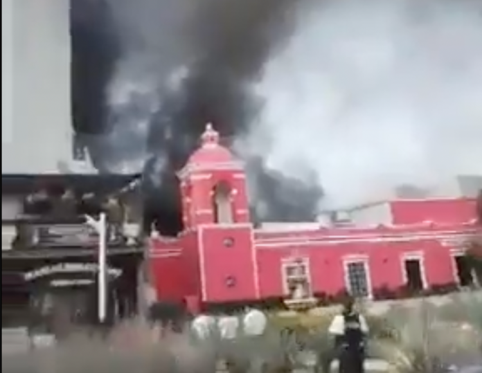 Desalojan a mil 100 personas por incendio en hotel en Cancún