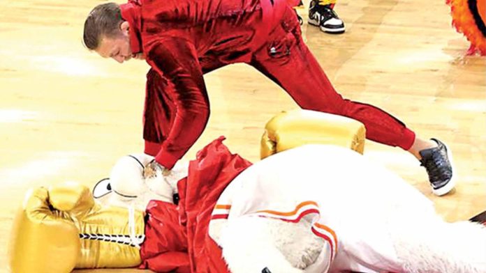Conor McGregor noquea a mascota del Heat