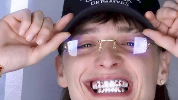 Critican a Peso Pluma por ponerse diamantes en los dientes