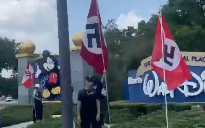 Poco mas de una decena de seguidores de Ron DeSantis, candidato a la presidencia de E.U., se manifestaron alzando la esvástica nazi fuera del parque como señal de apoyo al político.