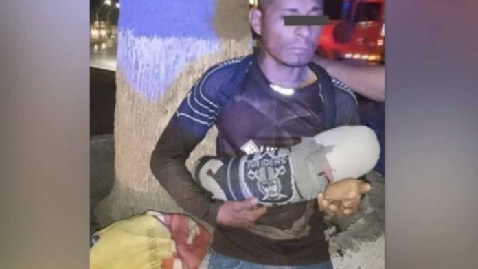 Detienen a hombre que pedía limosna con un bebé de trapo