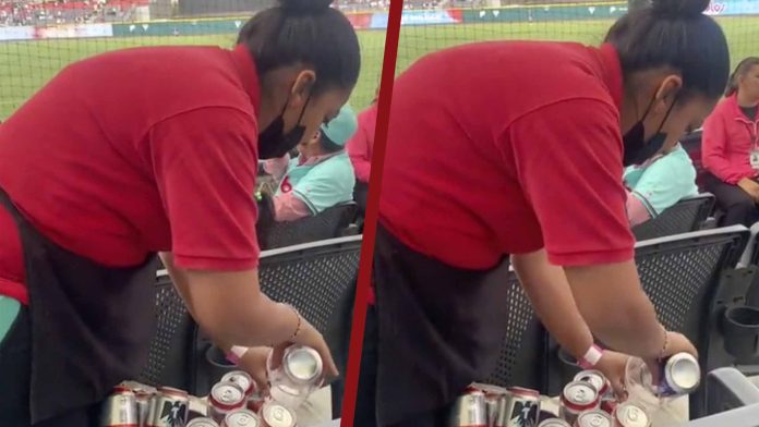 Exhiben a vendedora de cerveza rellenando los vasos con las sobras