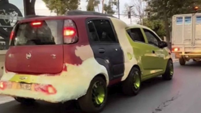 Exhiben auto creado con diferentes partes de otros coches