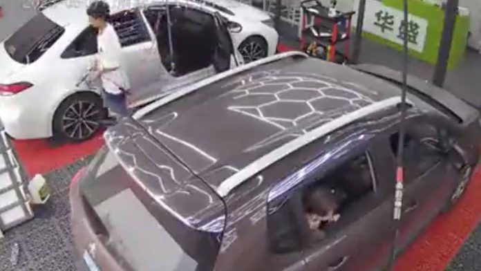 Mujer ahorca a su hija al cerrar la ventana del auto