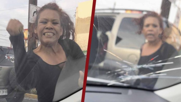 Mujer ataca a vehículo con un desarmador porque conductora tocó el claxon