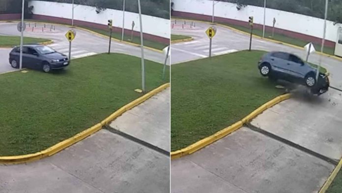 Mujer destroza el vehículo en el que realizaba su examen de conducción