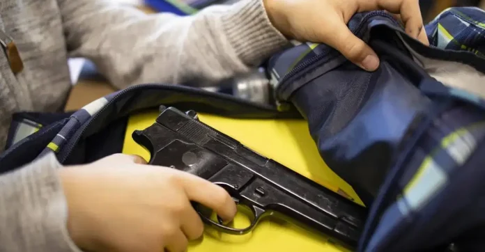 Estudiante dispara en el rostro a compañero por supuesta riña