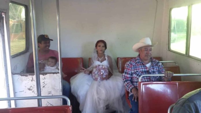 Novia se va en camión para llegar a tiempo a su boda