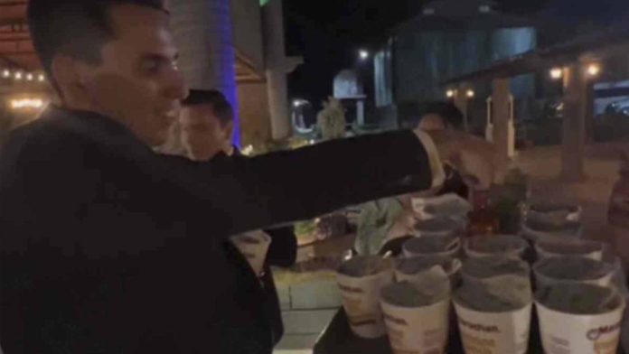 Recién casados dan sopas instantáneas en su boda
