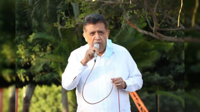 Lucra Alcalde de Apatzingán con la desgracia: Les vende despensas a desplazados por violencia