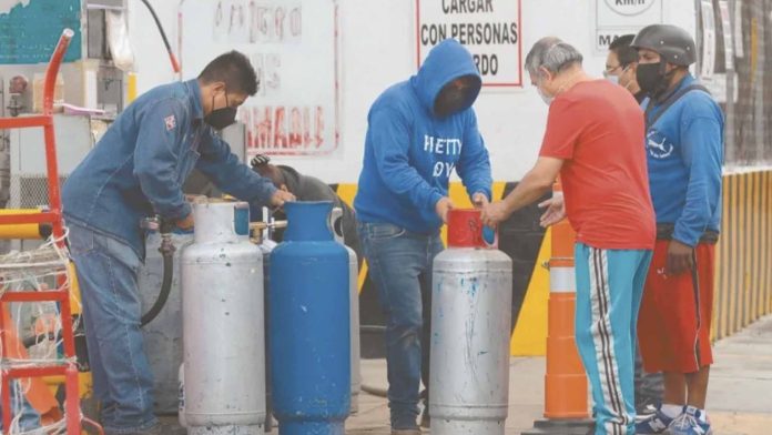 Explota tanque de gas LP mientras trabajador rellenaba cilindro
