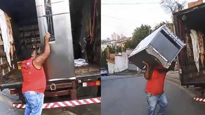 VIDEO: Hombre carga refrigerador y baila con él