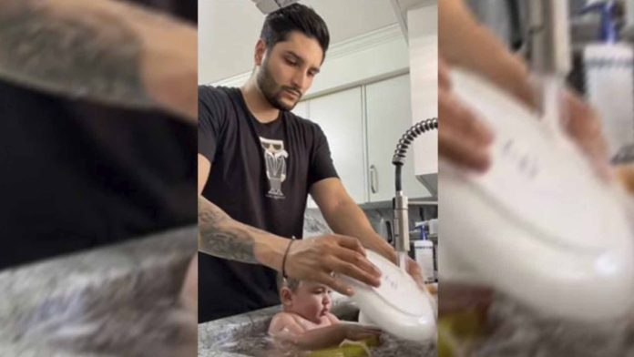 VIDEO: Padre baña a su bebé en el fregadero mientras lava los trastes
