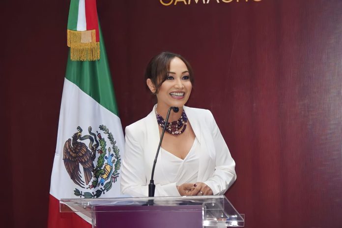 Reconoce Itzé Camacho Actuar de Juez Federal Tras Negar Amparo a Ex Auditor Cd. Lázaro Cárdenas, Mich., a 05 de Junio del 2023.- Al darse a conocer la sentencia emitida por el Juez Séptimo de Distrito del Estado en el que se niega el amparo al ex Auditor de Michoacán, Miguel Ángel Aguirre Abellaneda; la Presidenta Municipal, Itzé Camacho Zapiain, expresó su beneplácito con la decisión del Juzgador Federal. Una vez que fuera informada de la sentencia emitida por el Juez Séptimo de Distrito del Estado en el amparo 628/2023; la Alcaldesa se dijo conforme con esta decisión, ya que con esta sentencia se resolvió que, con el actuar del Congreso del Estado que derivo en la destitución del ex auditor, se buscó en todo momento el bienestar de los michoacanos. Camacho Zapiain admitió que estás acciones reafirman el compromiso de denunciar actos ilegales como las desplegadas por el ex auditor que como autoridades tienen para con los michoacanos; ya que la decisión del Juez Federal para negar el amparo, fue valorada al aprobarse la destitución mediante el decreto 396 emitido por el Congreso del Estado, y publicado en el Periódico Oficial del Estado. Asimismo, entre la evidencia que el Congreso del Estado fue considerando para la remoción del ex Auditor de Michoacán, destaca la denuncia emitida por la Alcaldesa de Lázaro Cárdenas, así como la Contraloría del Estado y la denuncia penal presentada por la diputada Seyra Anahí Alemán Sierra, que dio origen a la carpeta de investigación con número único de caso 1003202320026, que conoce la Fiscalía General del Estado de Michoacán. Lo anterior, fue motivó para que el Juez Séptimo de Distrito del Estado emitiera la sentencia de negativa de amparo a Aguirre Abellaneda, y no afectar el interés de las y los michoacanos, quienes merecen tener un auditor libre de cuestionamiento alguno.
