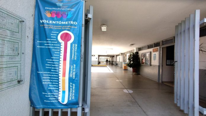 Bicicletas robadas, daños a motos y automóviles, y acoso a estudiantes de parte de maestros,
