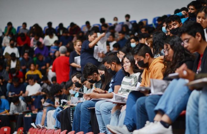 Miles de jóvenes realizan trámites para ingresar a la Máxima Casa de Estudios del Estado.