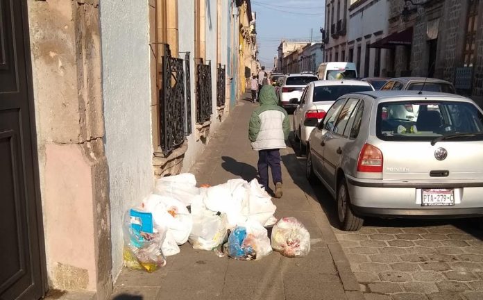 Se quejan de restaurante que funciona como bar, pero sin licencia