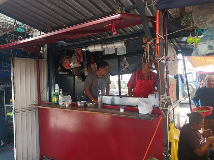 Puestos de comida extreman cuidados de alimentos por calor extremo en Morelia