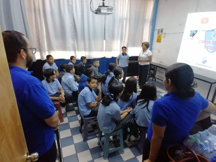 Concientizan a jóvenes estudiantes al cuidado del medio ambiente