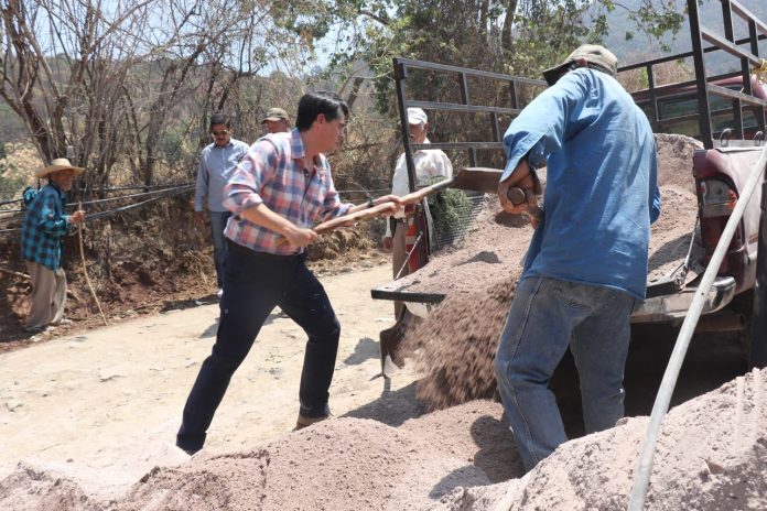 Ruta100 combate rezago de muchos años en caminos de Zitácuaro