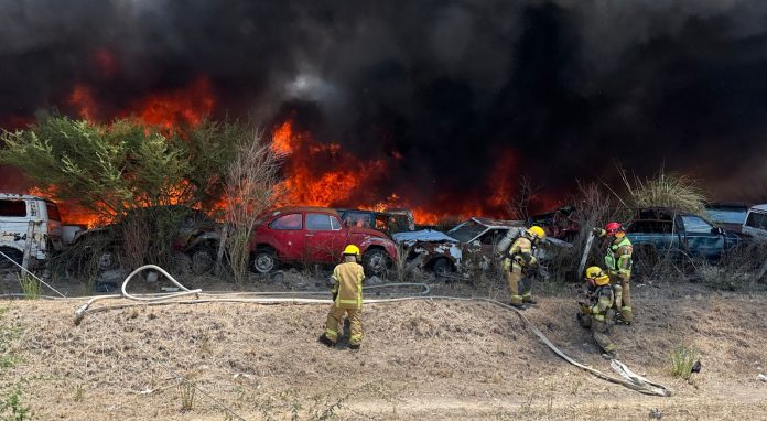 Atiende PC Estatal incendio en el corralón de la salida a Charo