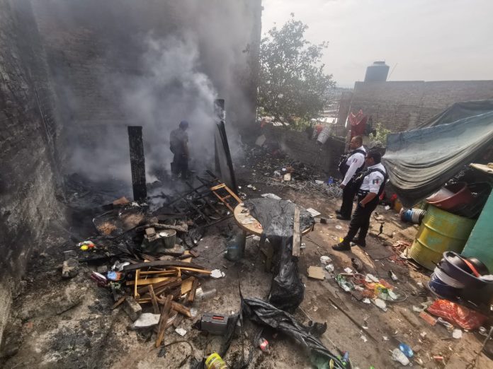 A cubetazos vecinos apagan incendio de una casa en colonia 20 de noviembre