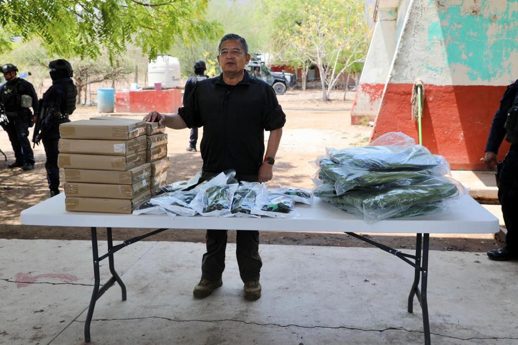 Titular de SSP entrega equipo sanitario de campaña en BOI de Llano Grande, en Apatzingán Titular de SSP entrega equipo sanitario de campaña en BOI de Llano Grande, en Apatzingán