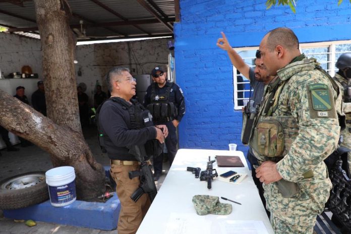 En las direcciones municipales situadas en Lombardía, Nueva Italia y Parácuaro, el titular de la SSP, José Alfredo Ortega Reyes realizó un pase de lista y revista al armamento y a los efectivos de seguridad municipal.