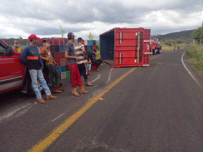 Pierde el control de camión y vuelca