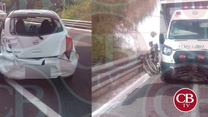 Choque de ambulancia deja dos lesionados en la Siglo XXI