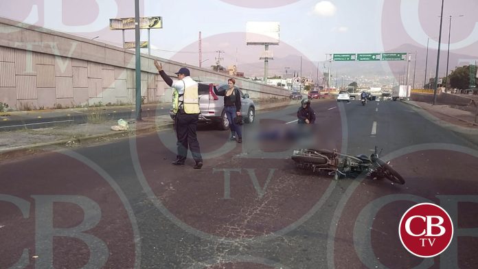 Mujer herida al chocar su moto con una combi en Morelia