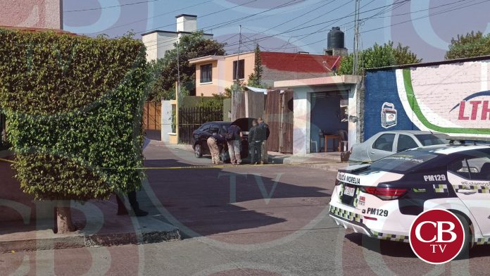 Balean vehículo a unos pasos del Río Grande de Morelia