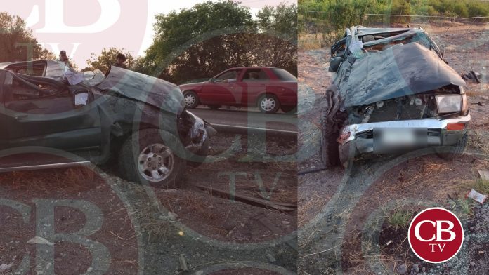 Pareja herida al volcar su camioneta en Apatzingán