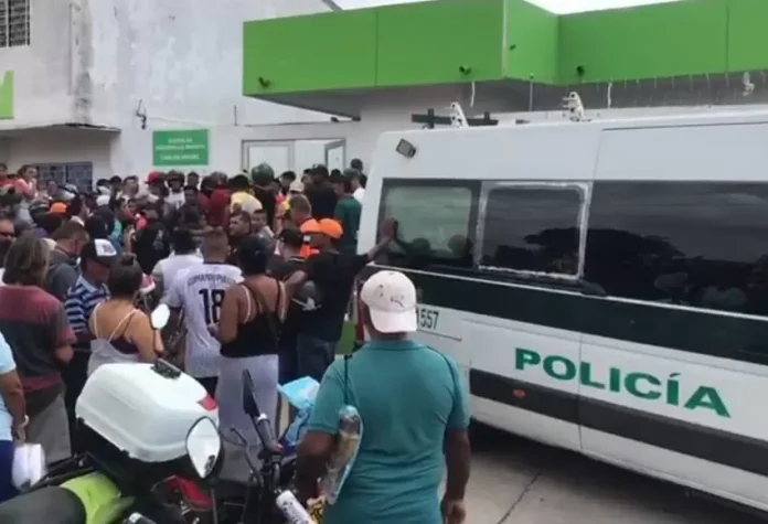 Video: Padres golpean a funcionario por abuso sexual contra una menor de 4 años