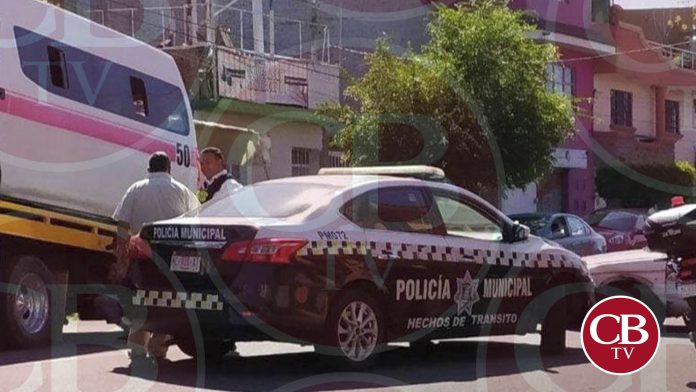 Choque de taxi y combi deja un lesionado en Morelia