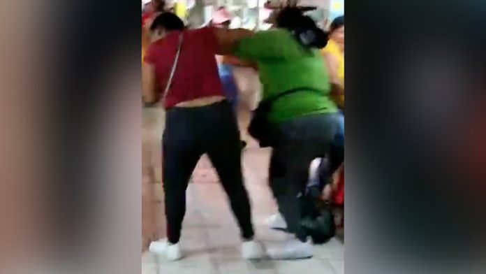 VIDEO: Comerciantes se agarran a golpes