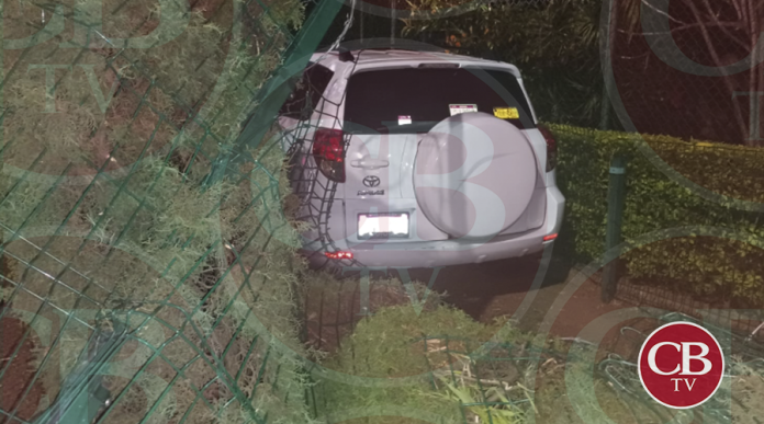 Auto se estrella contra la reja del Zoológico de Morelia