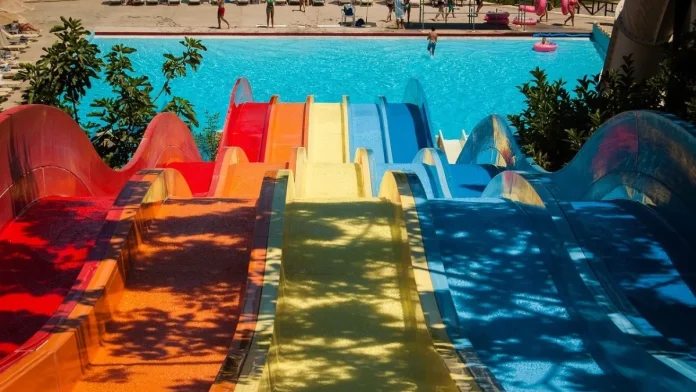 Vierten ácido muriático en toboganes de parque acuático: niños resultan heridos