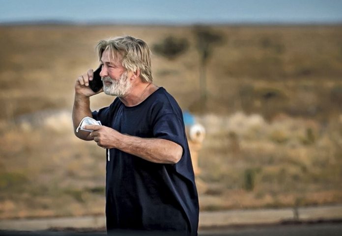 La armera de la película ‘Rust’ enfrentará un cargo adicional por manipulación de pruebas