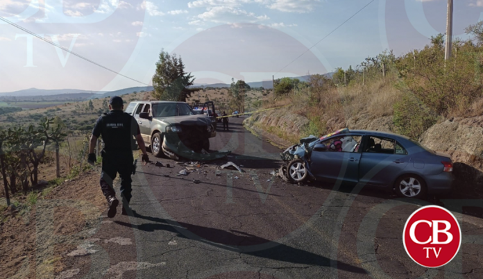 Se accidenta pareja y la fémina muere dentro del auto
