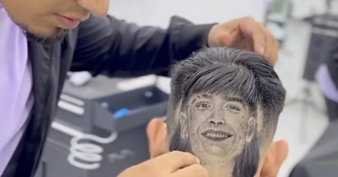 Video: Fanático de Peso Pluma se corta el cabello con el rostro de su ídolo