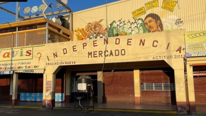 VIDEO: Hombre golpea brutalmente a una comerciante en un mercado de Puebla